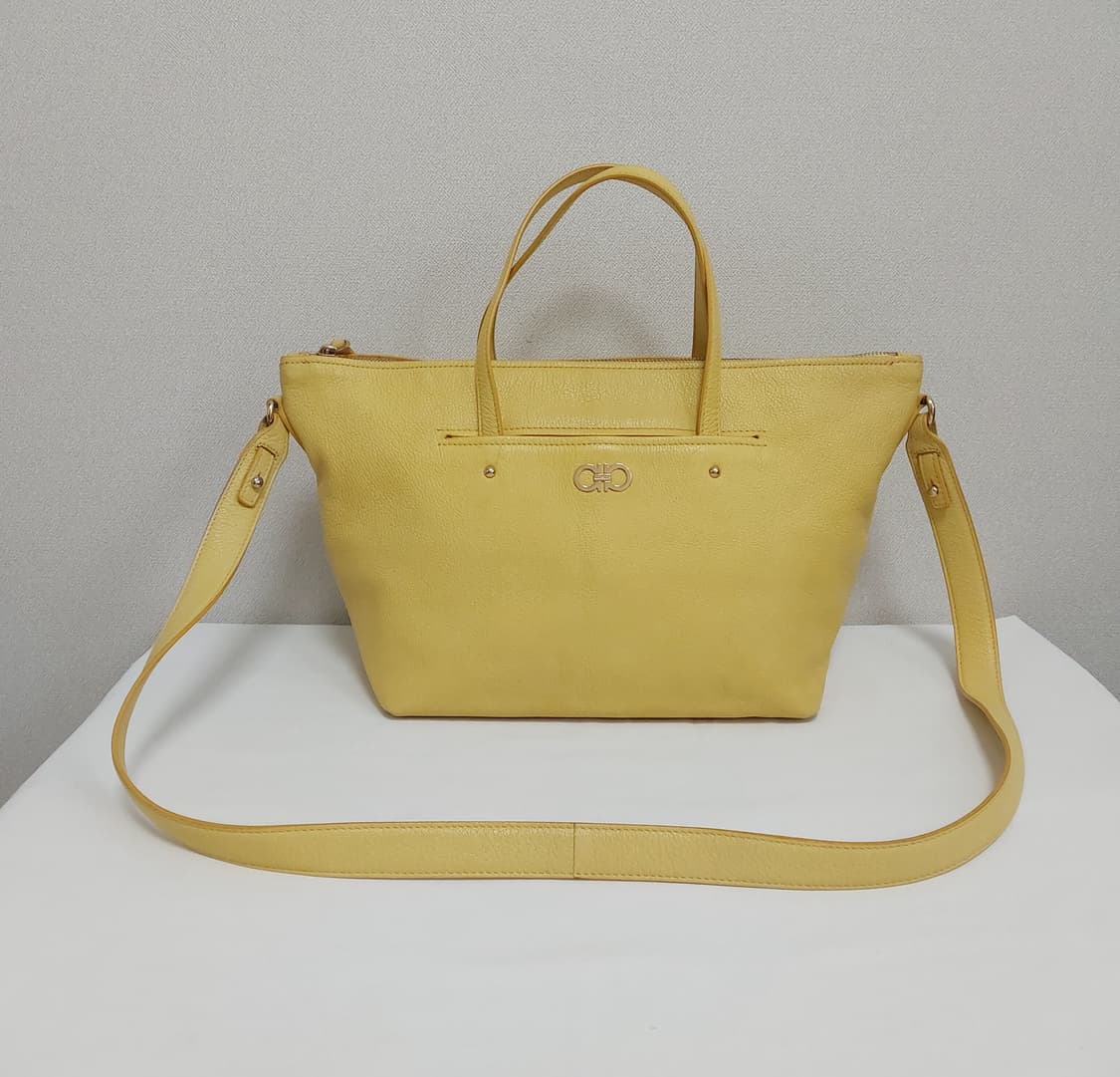 살바토레 페라가모 옐로우 미카 레더 토트 숄더백
(정품) 상품이미지1