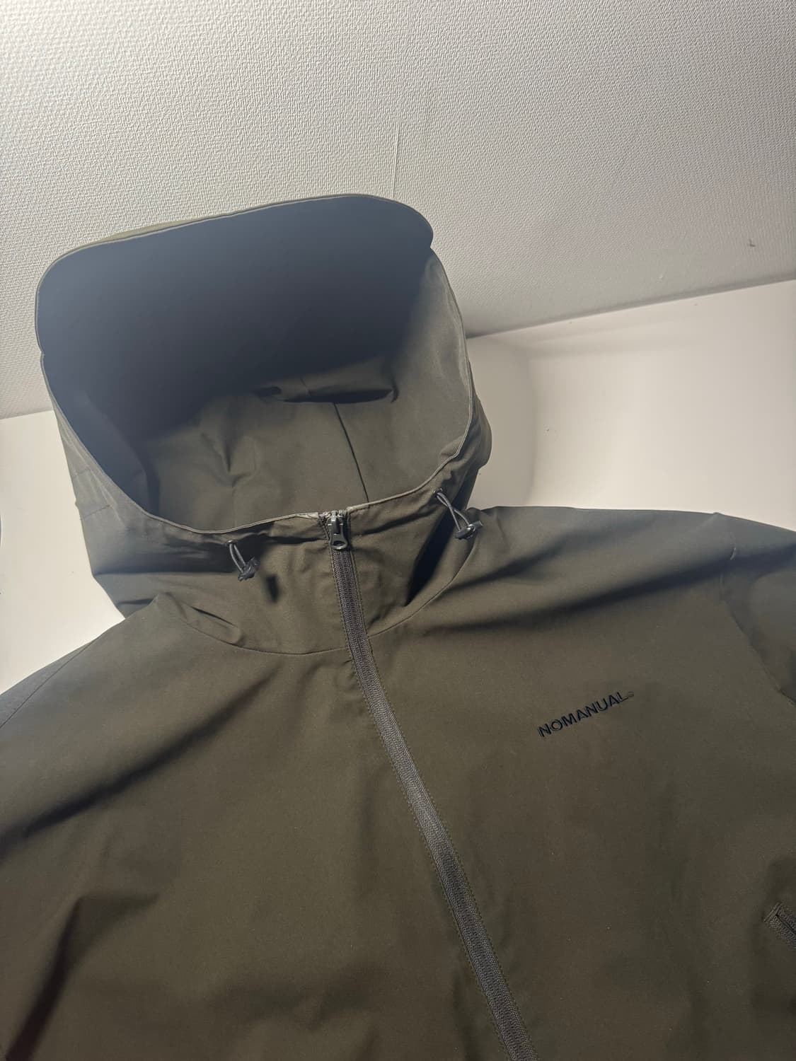 노메뉴얼 카키색 바람막이 판매합니다 상품이미지1