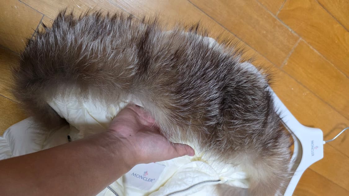 [새상품급,2]백화점판 22fw 몽클레어 보에드 실버폭스퍼 상품이미지2