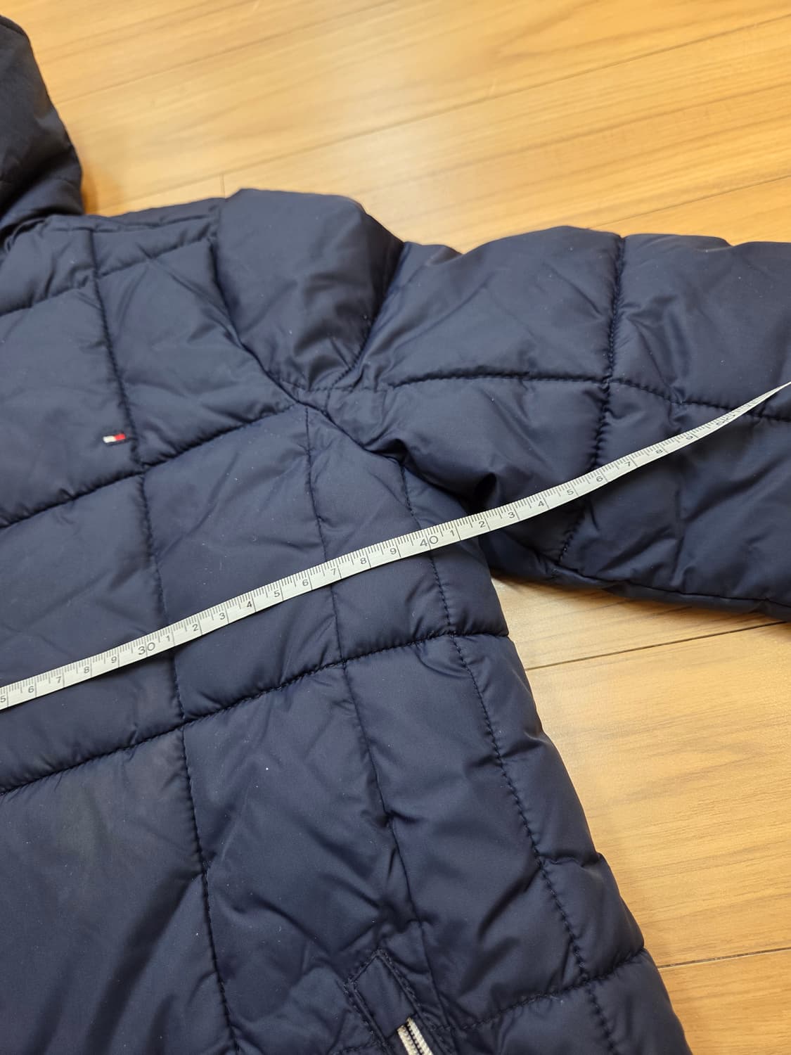 타미힐피거 여성 퀼팅 패딩 네이비 색상입니다. 사이즈는 164로, 마른  상품이미지4