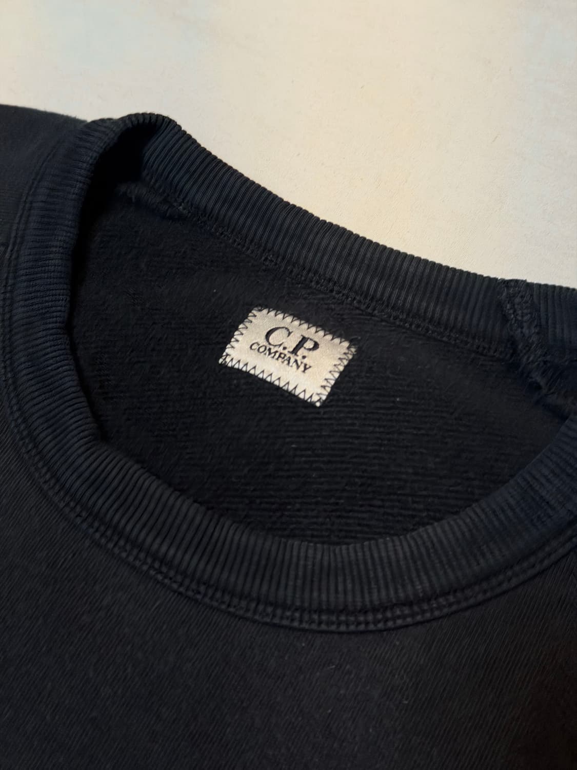 CP 컴퍼니 렌즈와펜 캥거루포켓 지퍼 맨투맨 블랙 상품이미지3