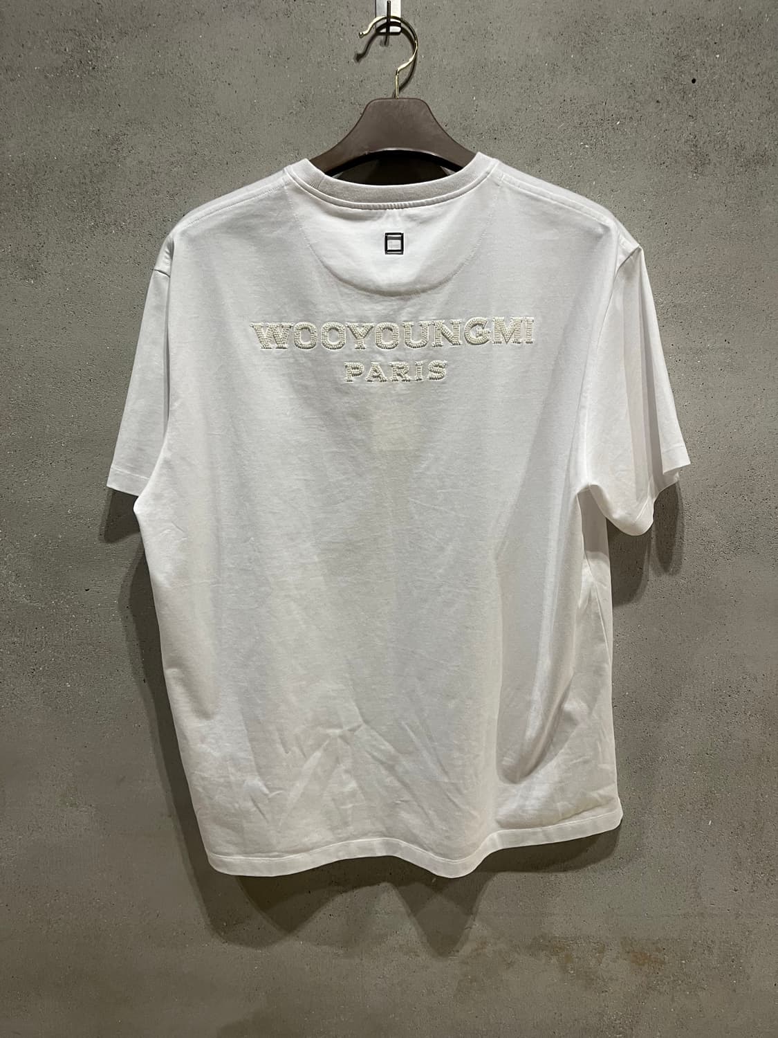 우영미 메탈릭 엠보싱 백로고 티셔츠  상품이미지1