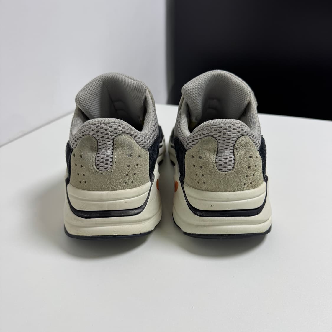 아디다스 이지부스트 700 웨이브 러너 상품이미지3