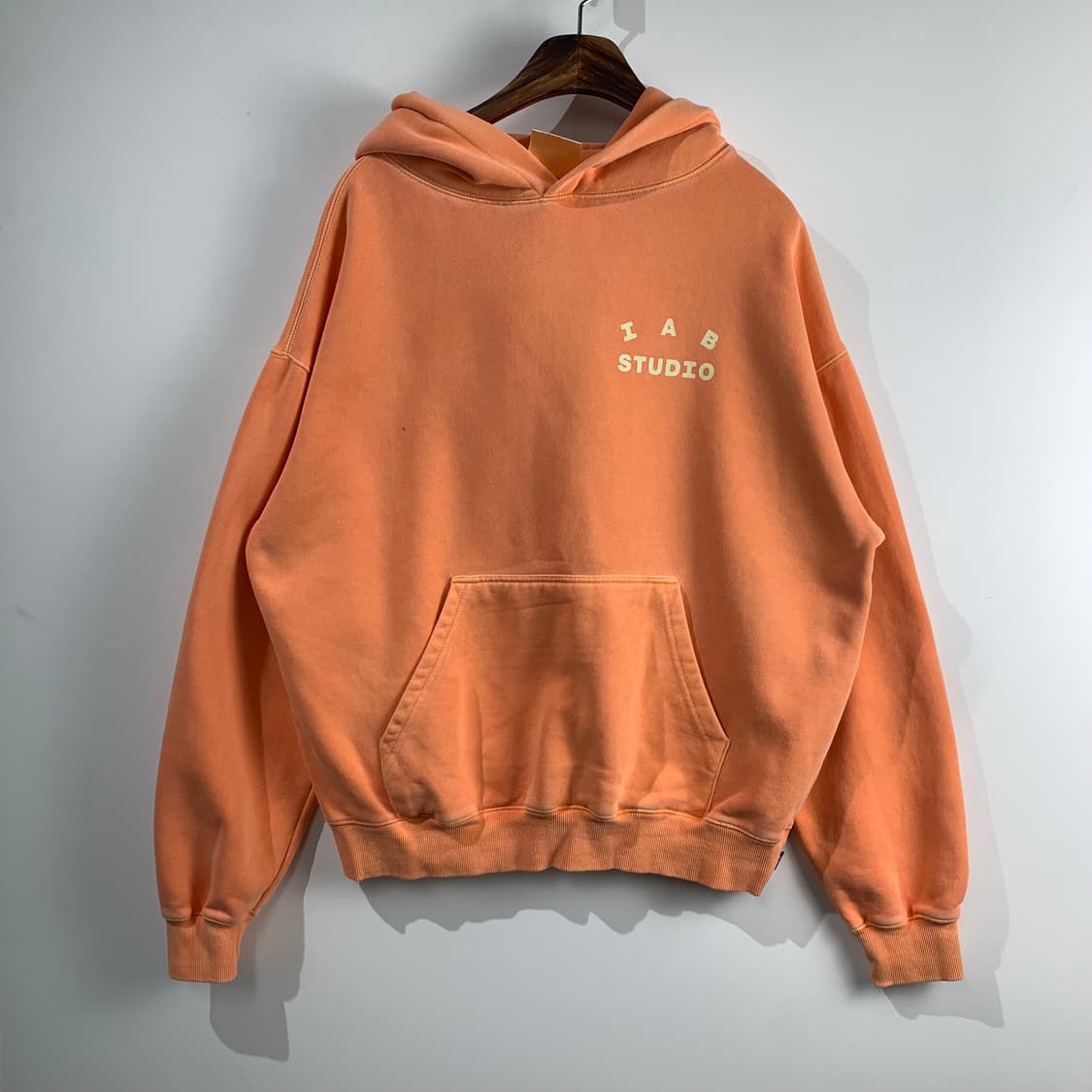 아이앱스튜디오 피그먼트 살몬 후드티 상품이미지3