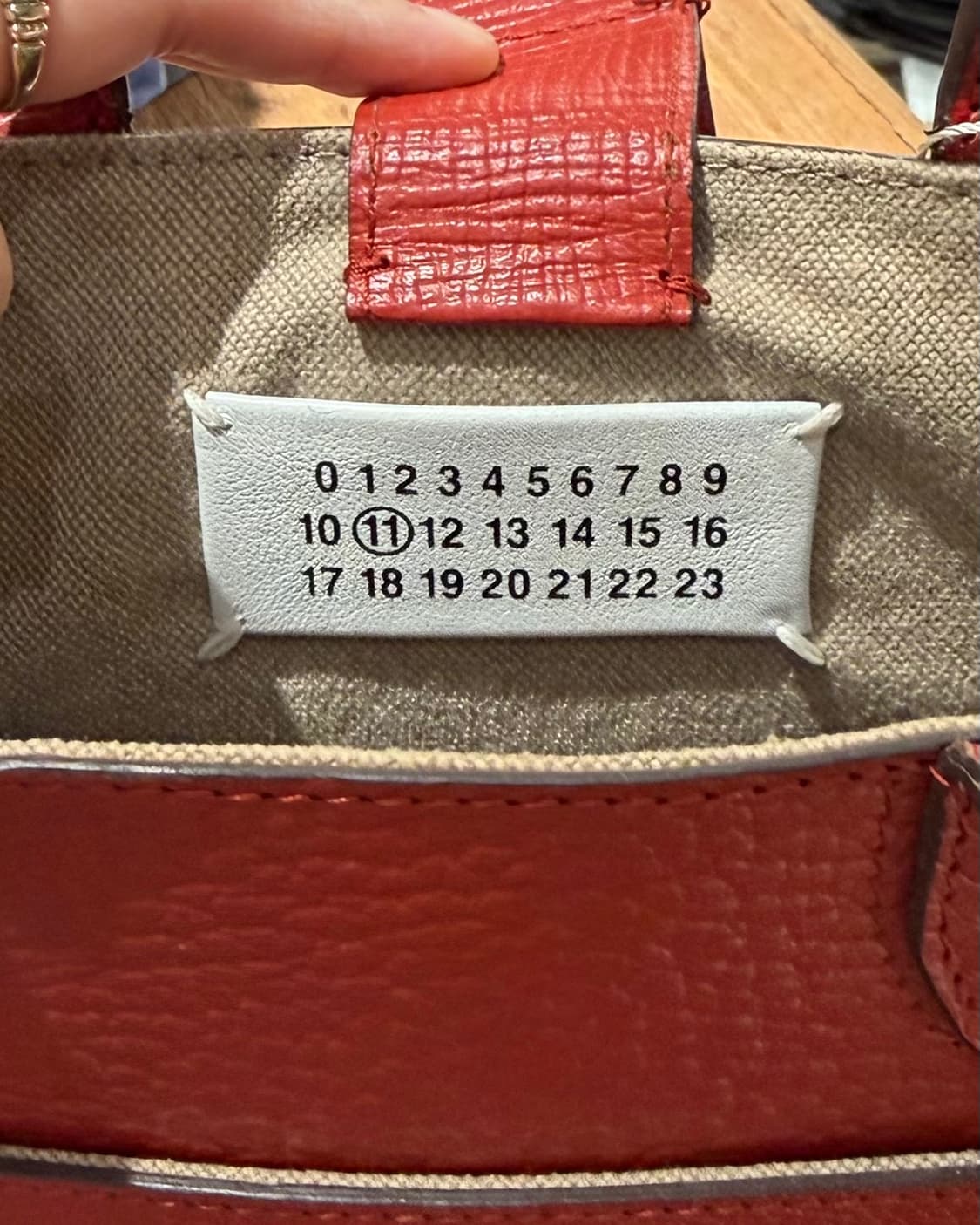 메종 마르지엘라 레드 5AC 미디엄 레더 버킷백 상품이미지7