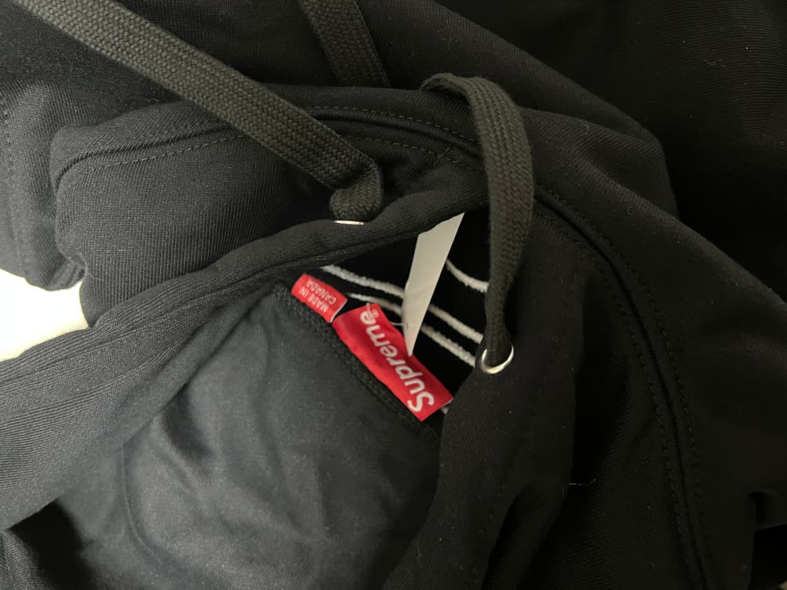 슈프림 사틴 아플리케 후드티 블랙 상품이미지3