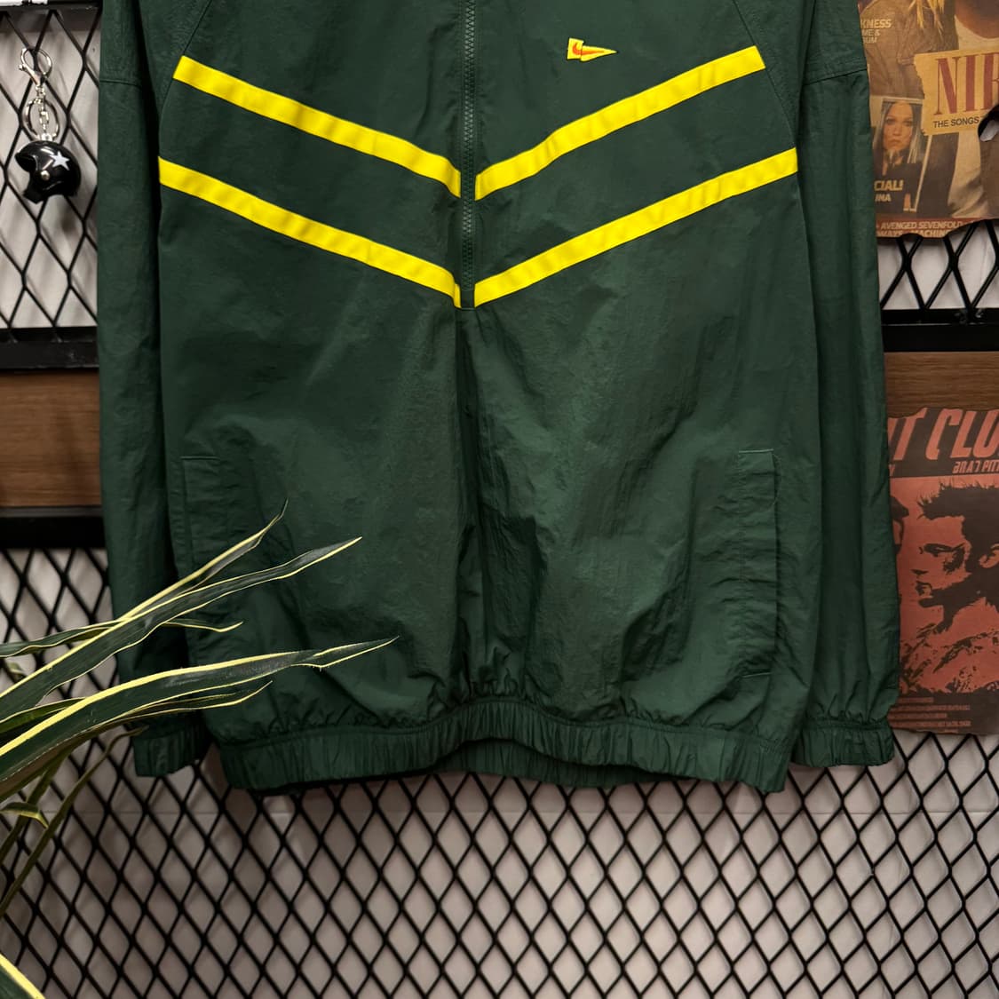 나이키 바람막이 후면 레터링 로고 포인트 옐로우그린 배색 상품이미지4