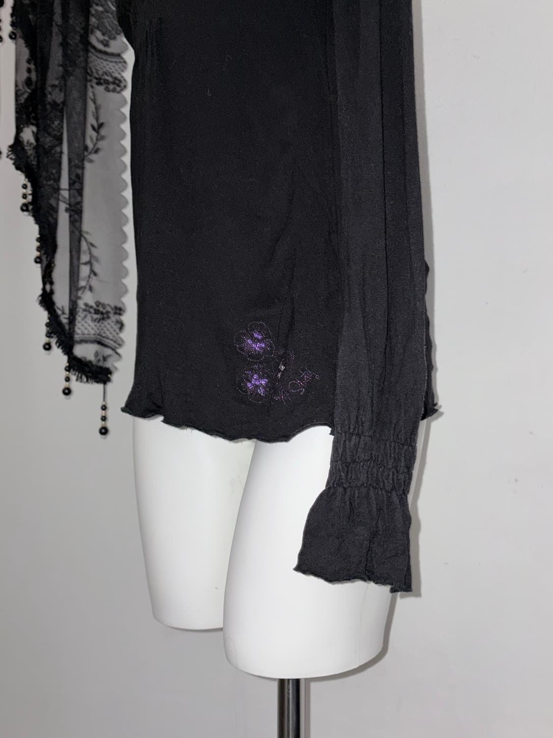 연말룩 추천) 딱붙 블랙 브이넥 탑 고스 고딕 블랙페미닌  상품이미지5