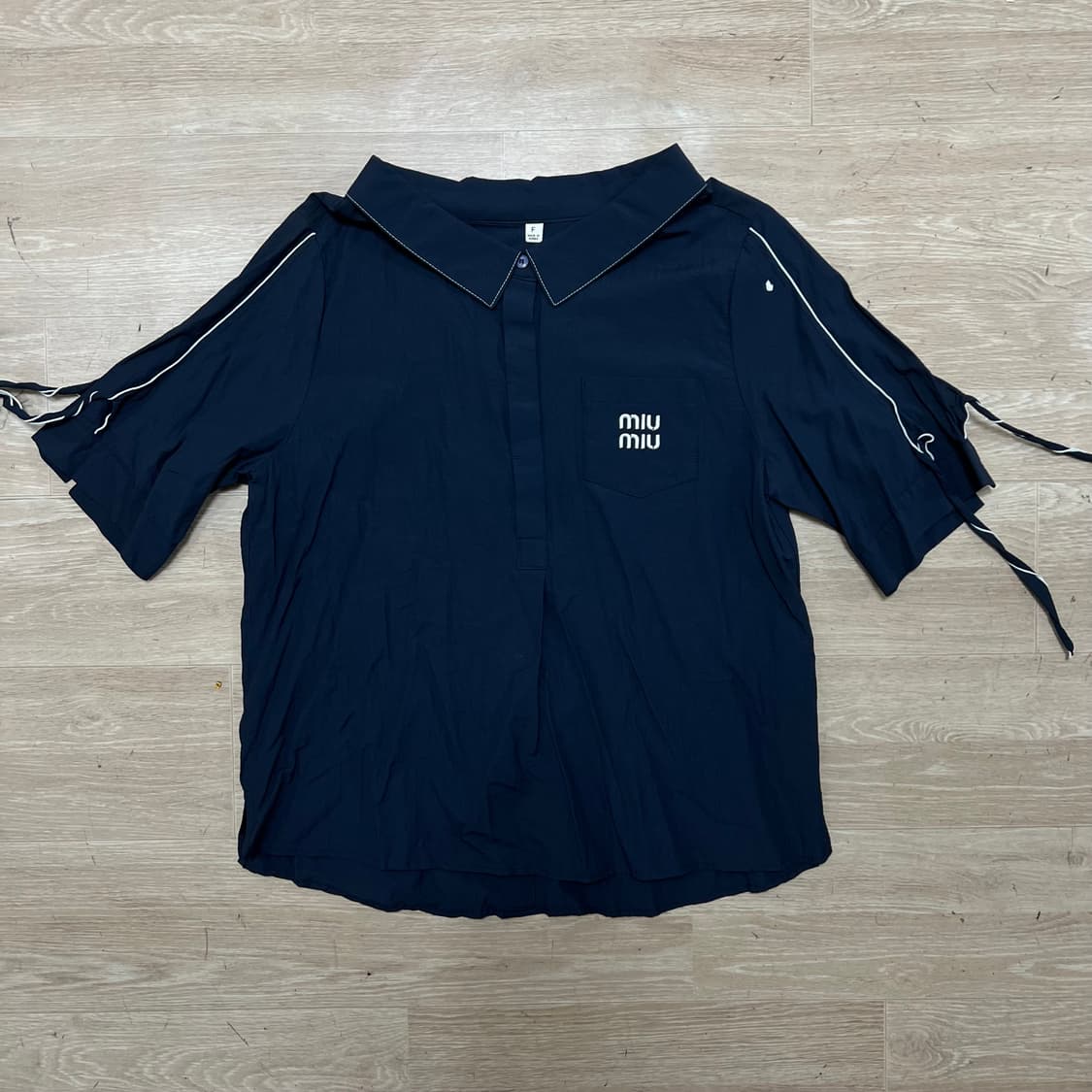 미우미우 여성 자수 로고 사이드 파이핑 반팔 블라우스 [네이비] Free 상품이미지1