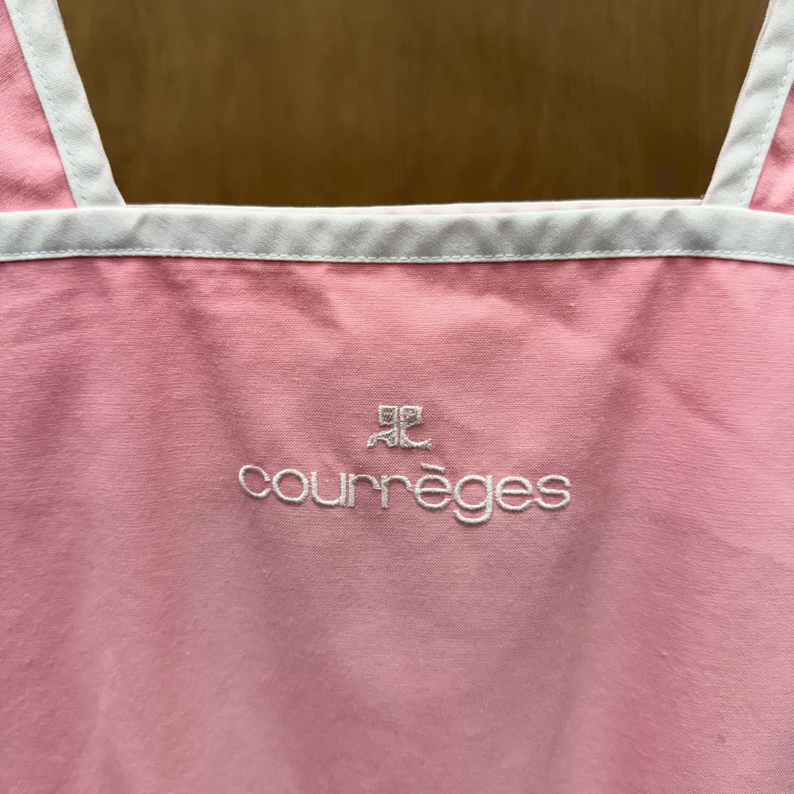 꾸레쥬 슬리브리스 에이프런 미디 원피스 로고 자수 플랩 포켓 디테일 핑크 상품이미지6