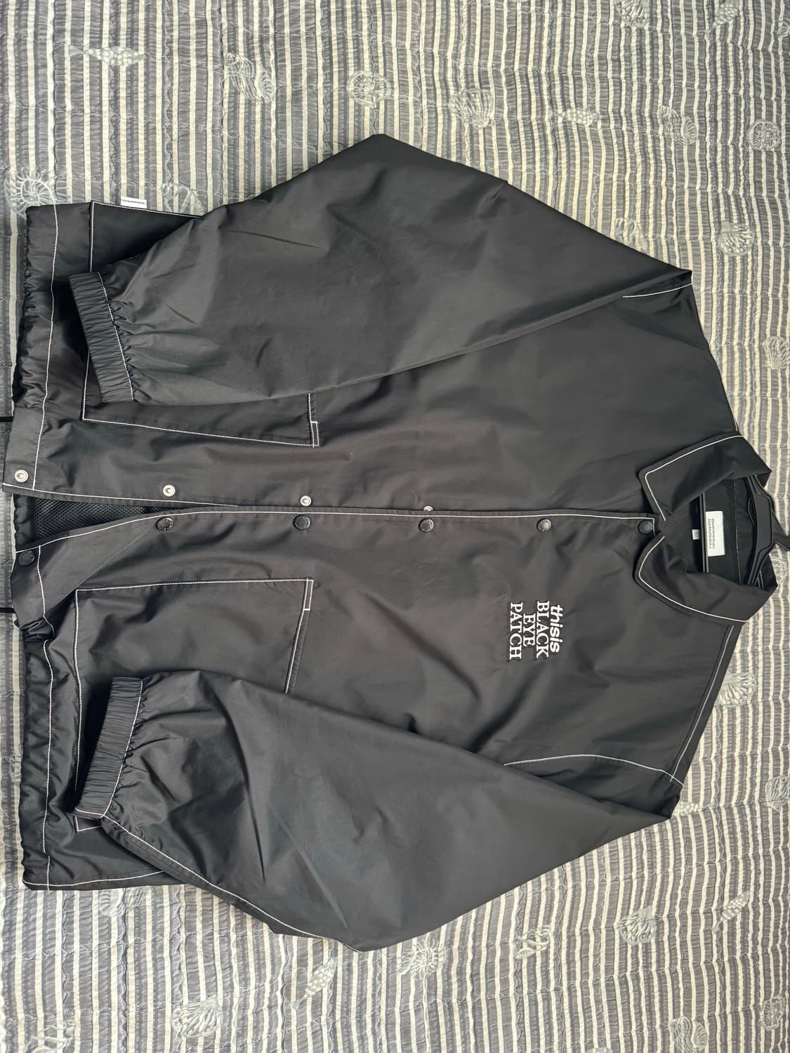 디네댓x 블랙아이패치 콜라보 Coach Jacket Black 상품이미지1