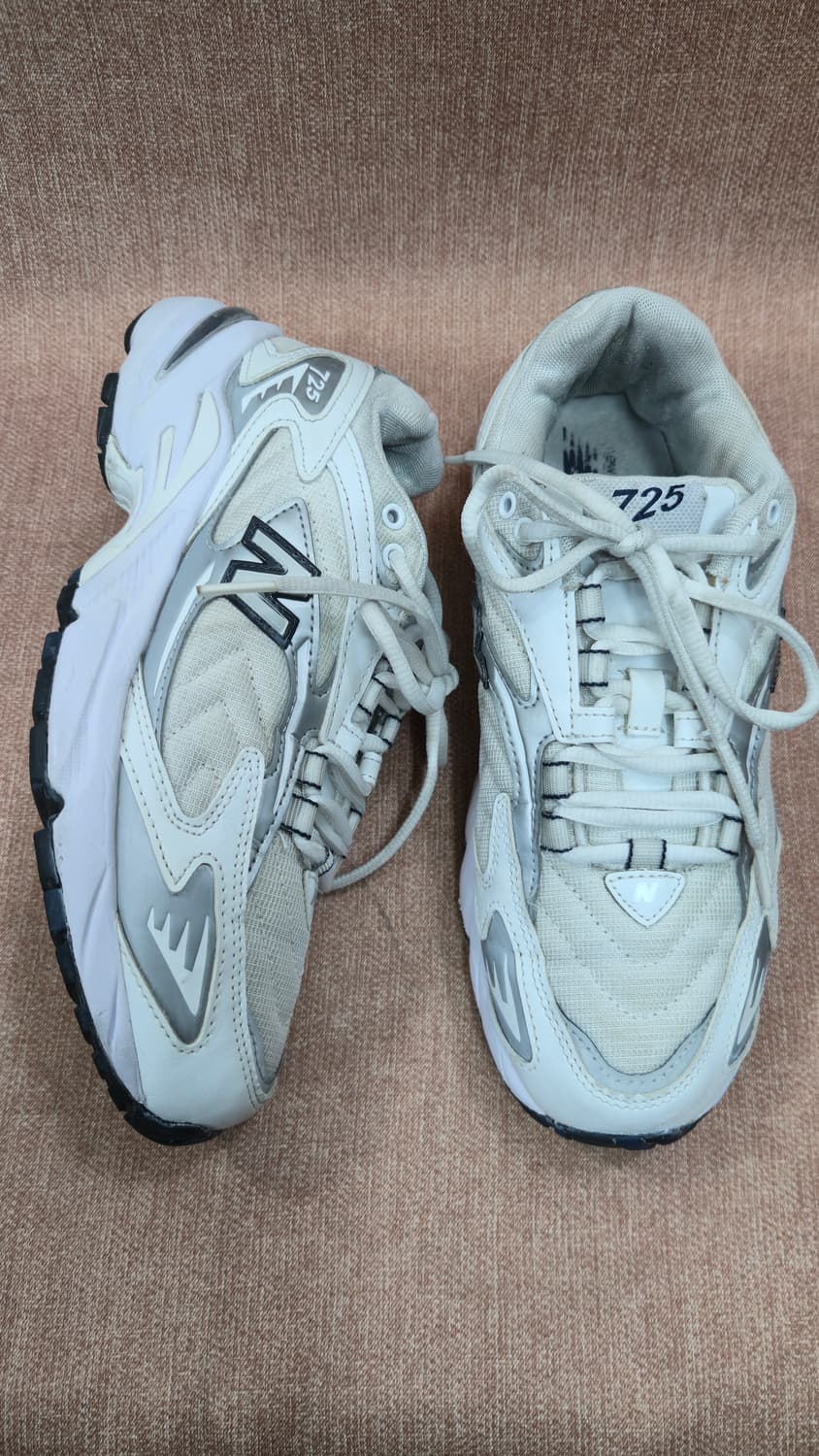 뉴발란스 245mm-  725 스니커즈 화이트/실버 상품이미지1