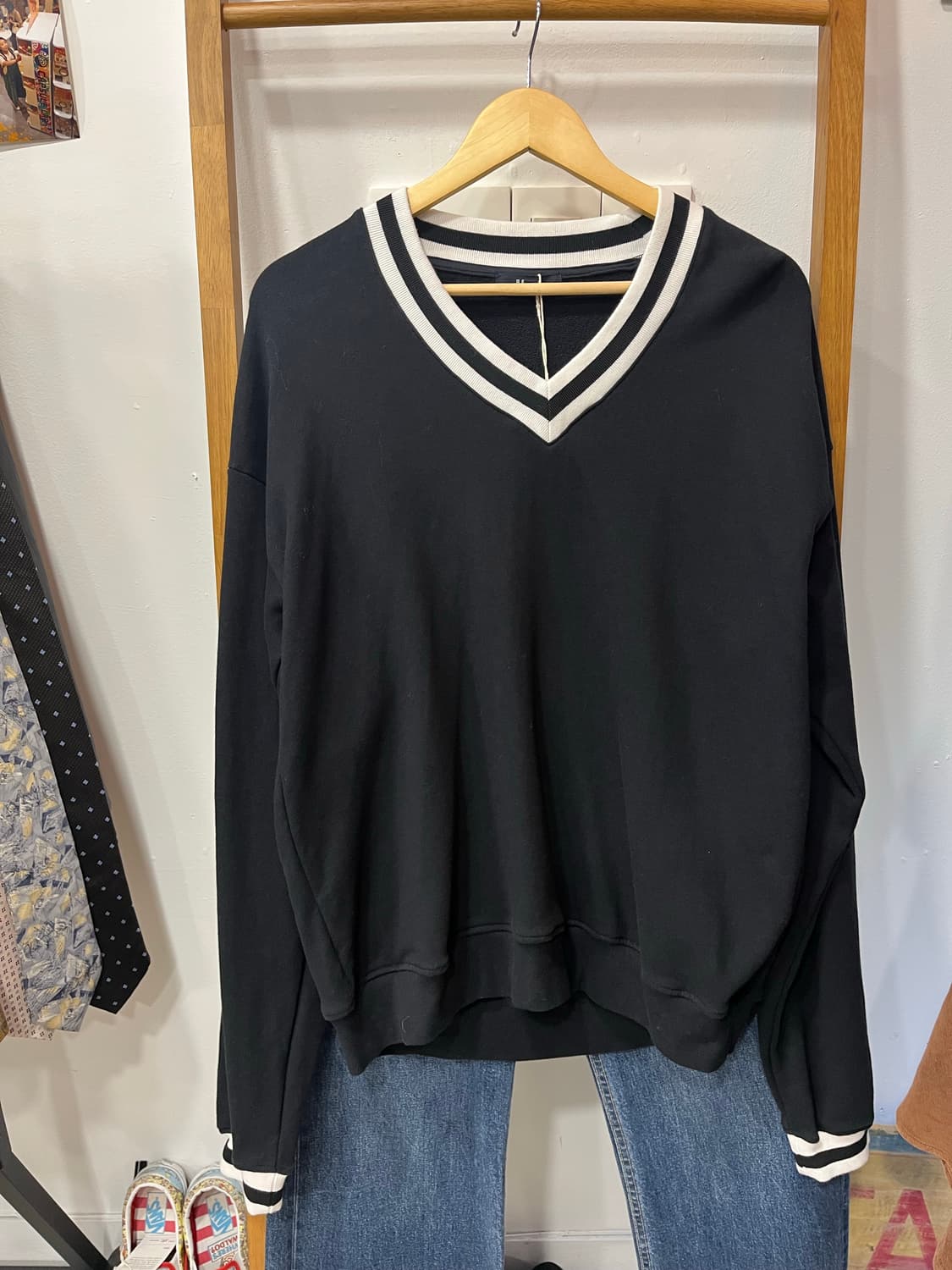 빔즈하트 브이넥 배색 블랙 맨투맨 상품이미지1