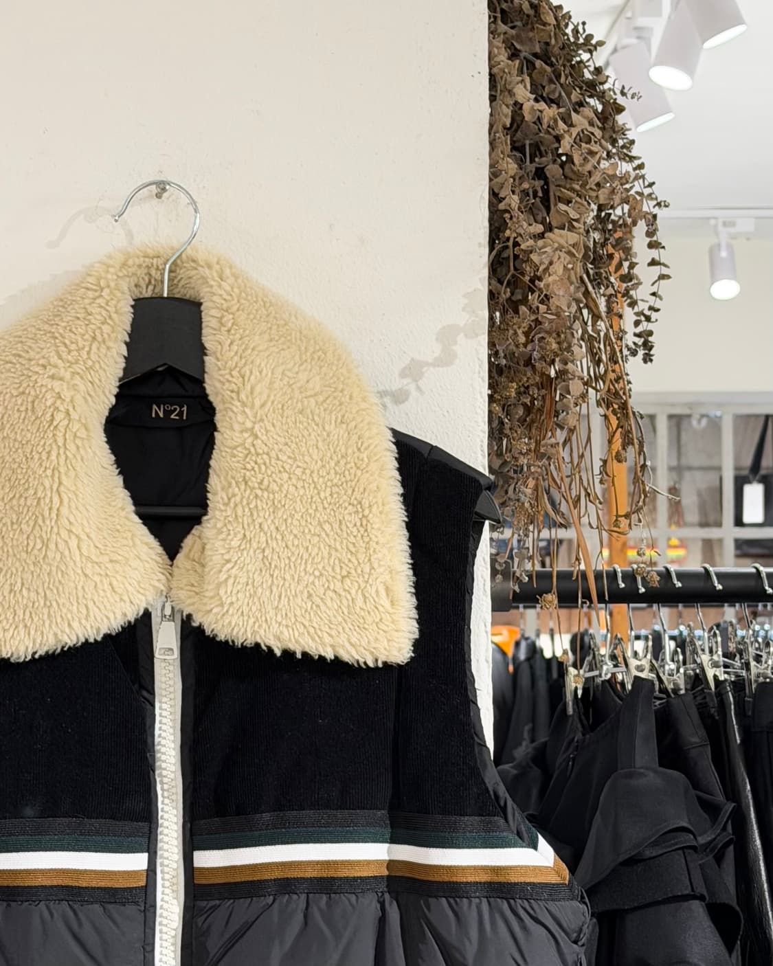 n21 블랙 스트라이프 화이트 퍼 카라 패딩 베스트 상품이미지3