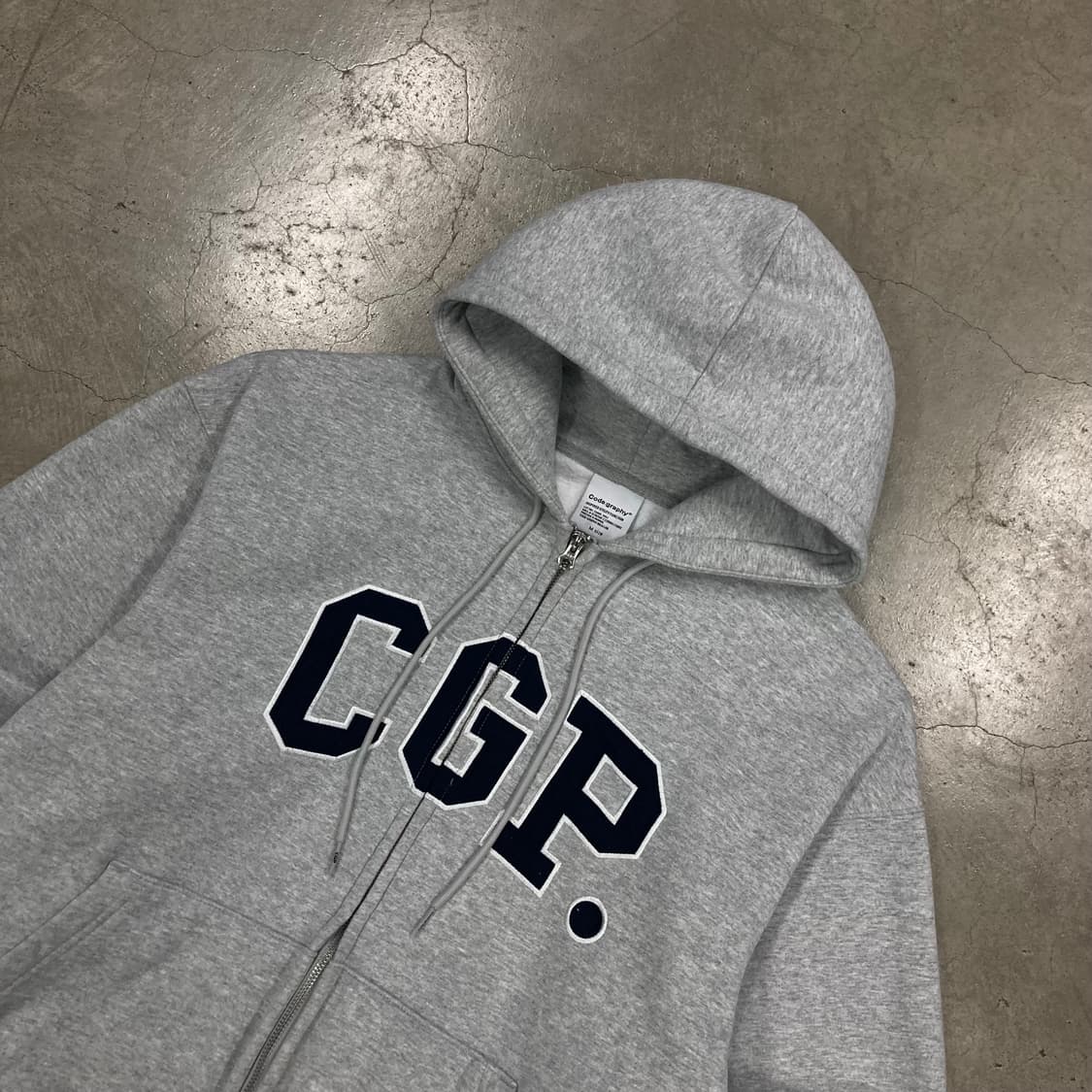 코드그라피 그레이 컬러 빅로고 후드 집업 상품이미지2