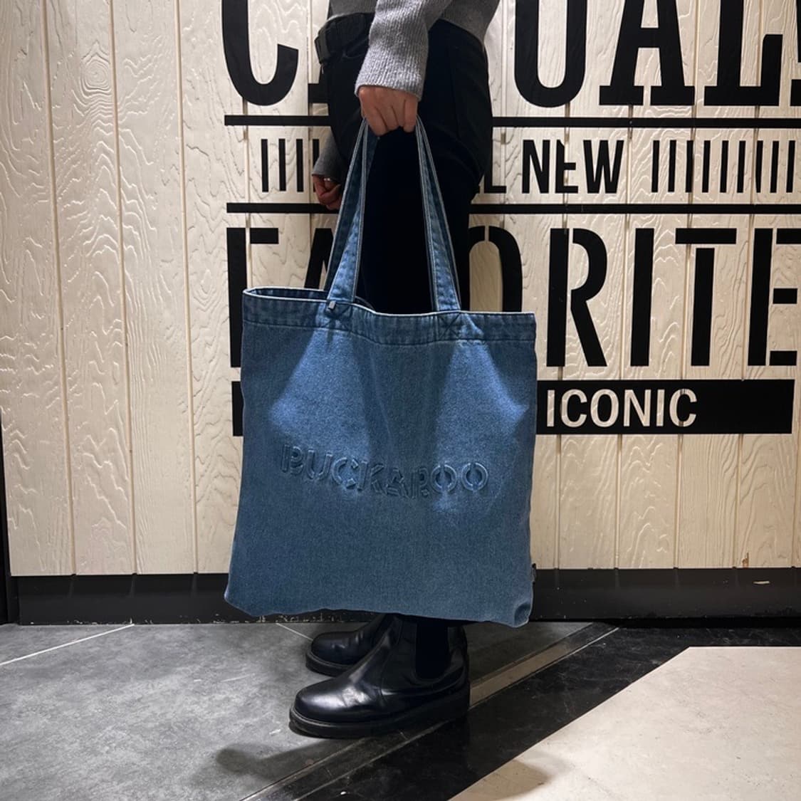 버커루)데님 엠보 로고 에코백(남녀공용) 상품이미지1