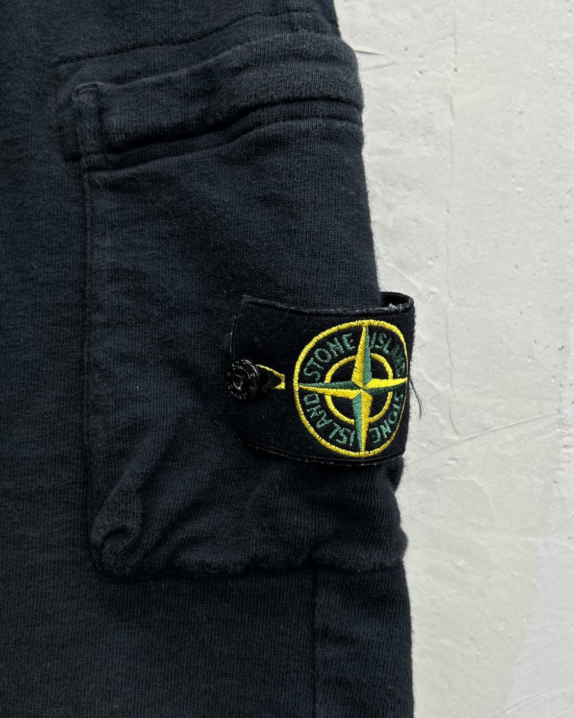 Stone Island 베이직 와펜 스웻 하프 팬츠 블랙 상품이미지3
