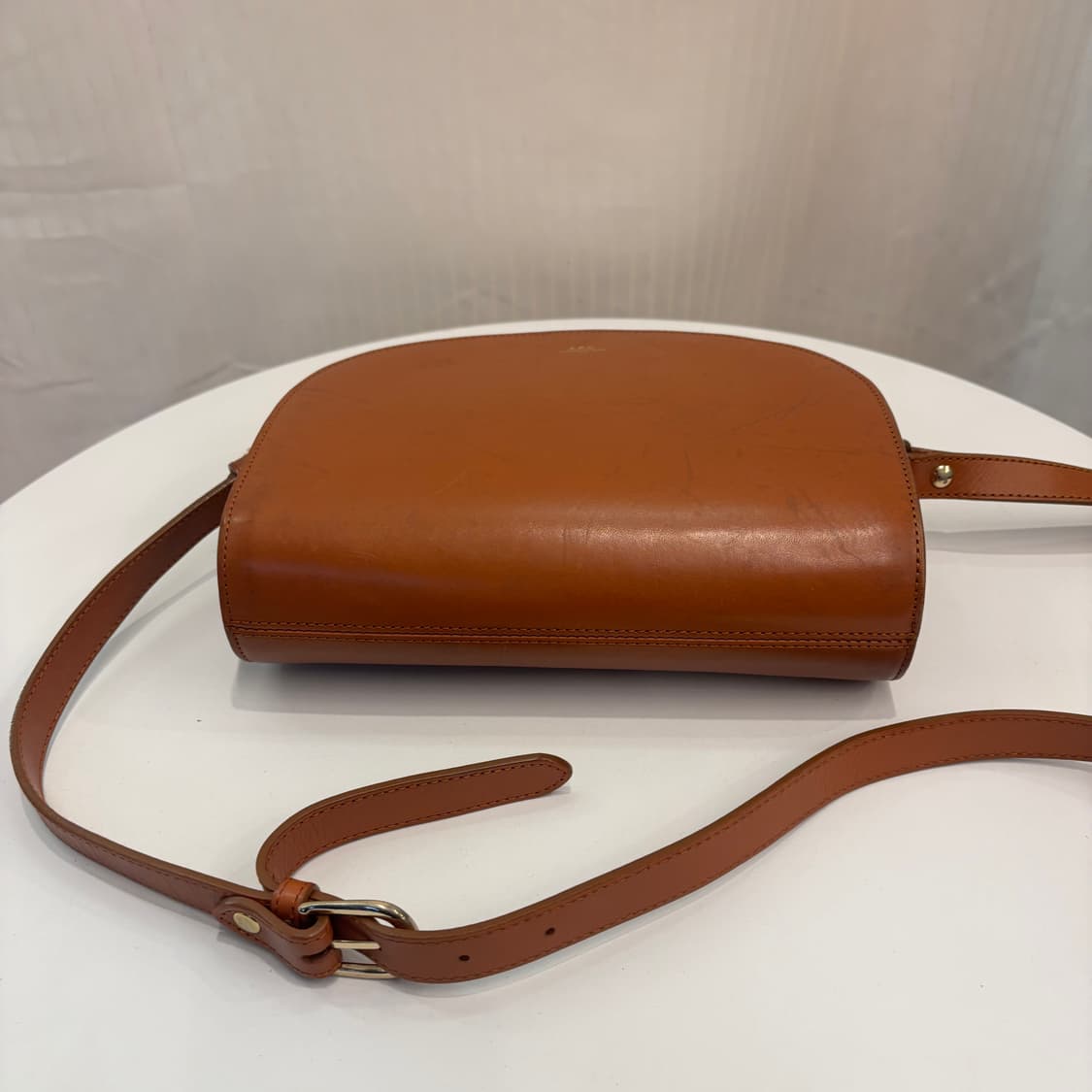 정품 아페쎄 하프문 크로스백     상품이미지8