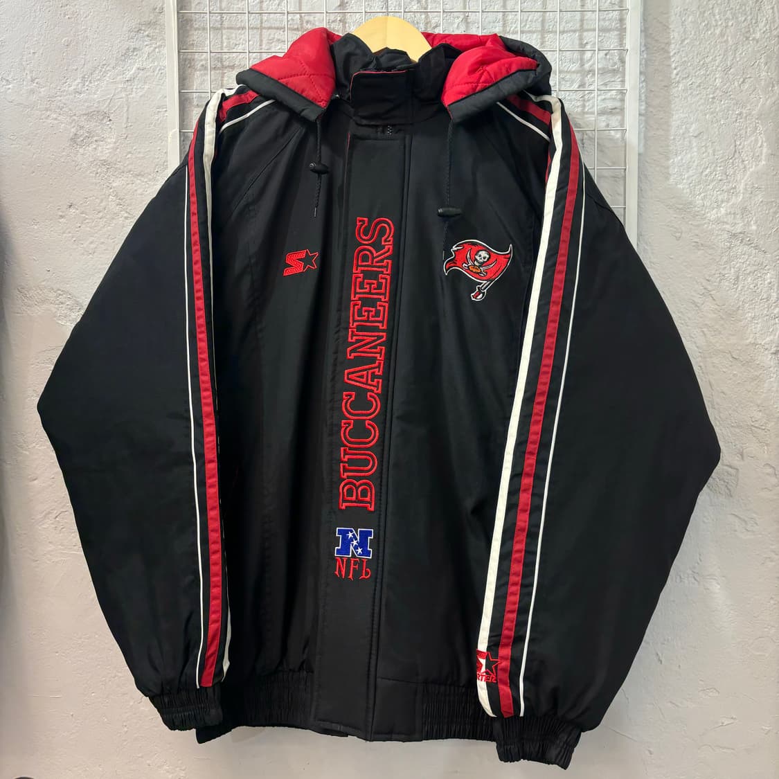스타터 X NFL 90s 올드스쿨 탬파베이 버커니어스 패딩  상품이미지1