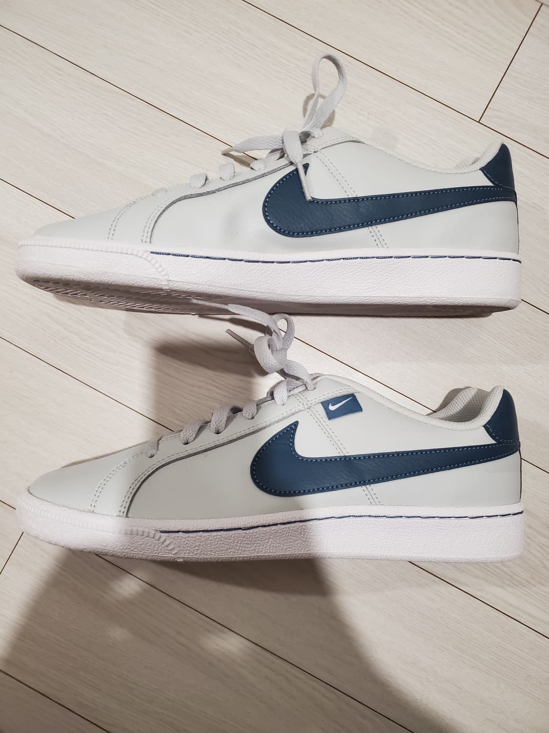 나이키 코트 로얄 스니커즈 275(새상품급)

나이키 코트 로얄 275사 상품이미지5