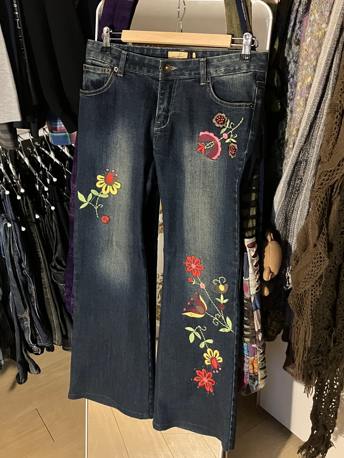 꽃 패치 데님팬츠 (착샷O) 상품이미지1