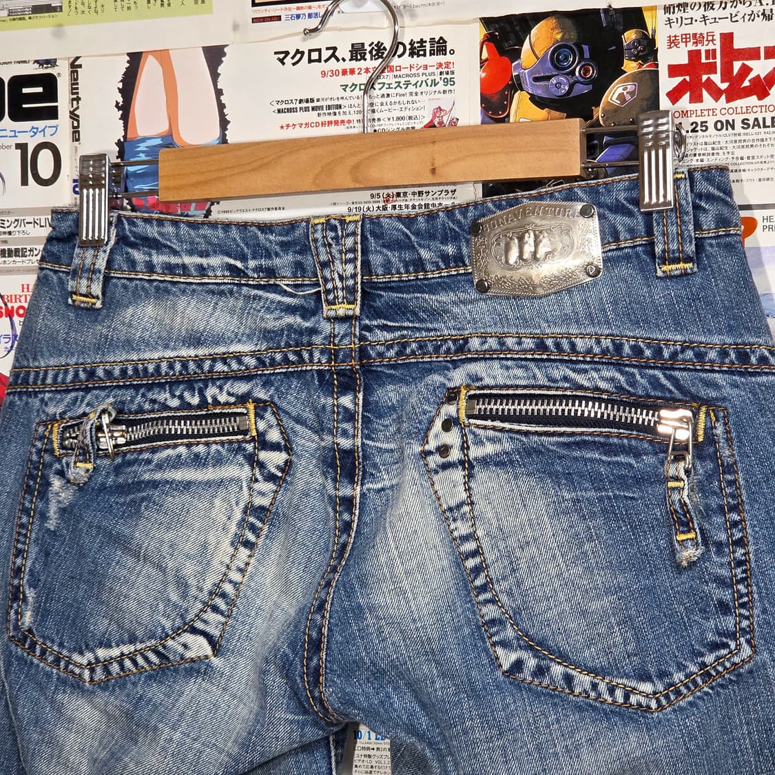 데미지 워싱 지퍼 라인 로우라이즈 부츠컷 팬츠 . 상품이미지5