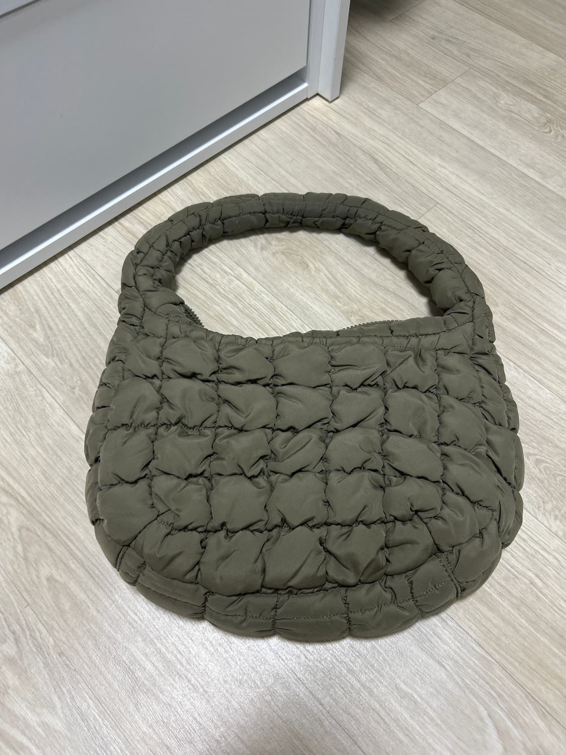 코스 퀄팅백 구름백 카키 상품이미지1