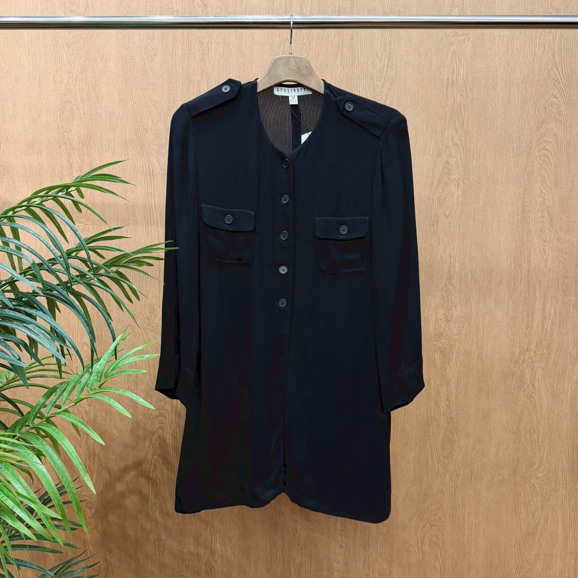 아포스트로피 미디 원피스 노카라 브이넥 어깨 견장 디테일 루즈핏 블랙 상품이미지1