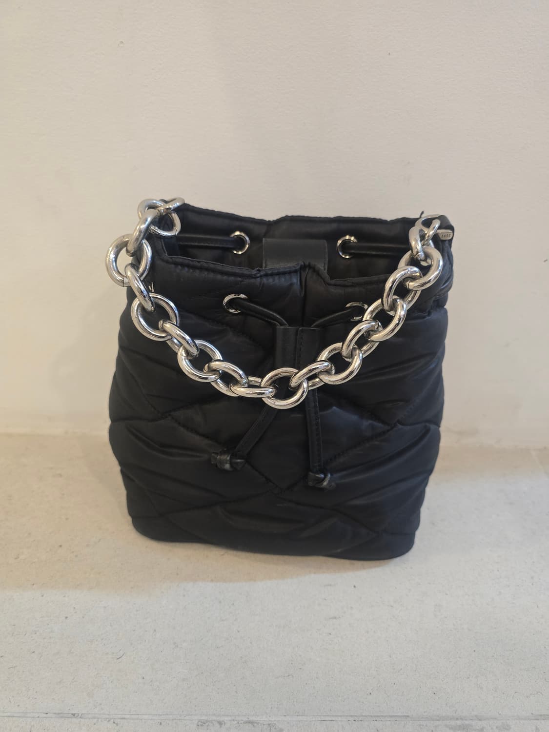 닥스 블랙 퀼팅 버킷백 상품이미지1