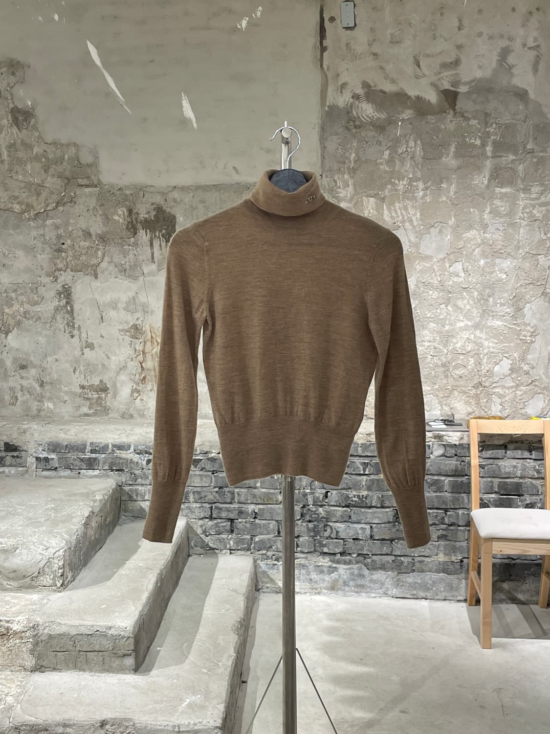 비비안 웨스트우드 레드라벨 멜란지 베이지 터틀넥 orb로고 크롭 니트 상품이미지1