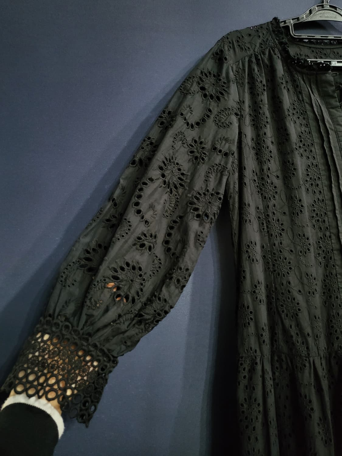 칼라거펠트 자수 펀칭 원피스 상품이미지3