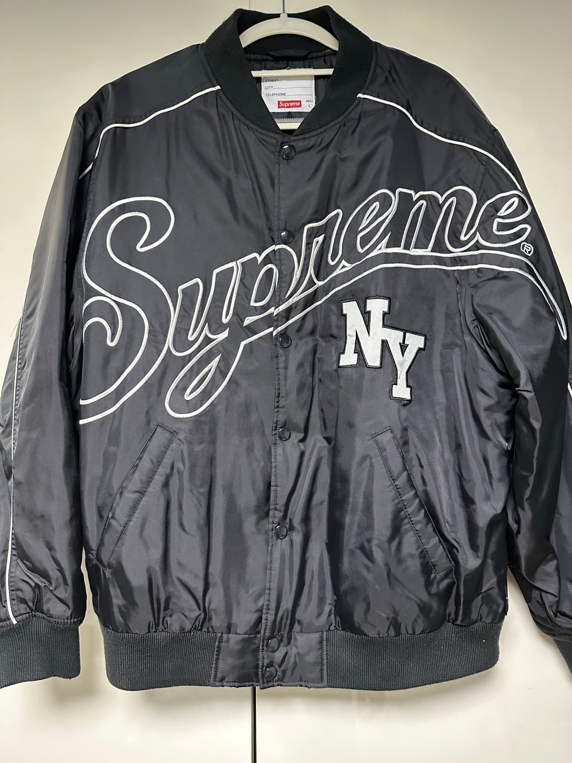 슈프림 20FW 콘트라스트 스크립트 바시티 자켓 상품이미지1