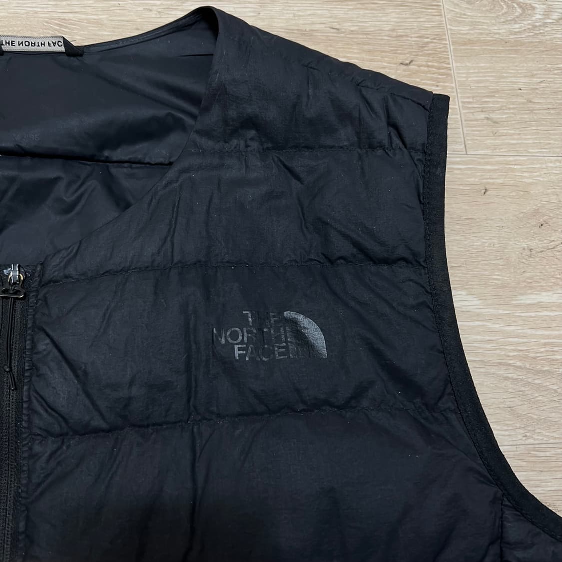 노스페이스 덕다운 브이넥 초경량 패딩조끼 [블랙] M/95 상품이미지4