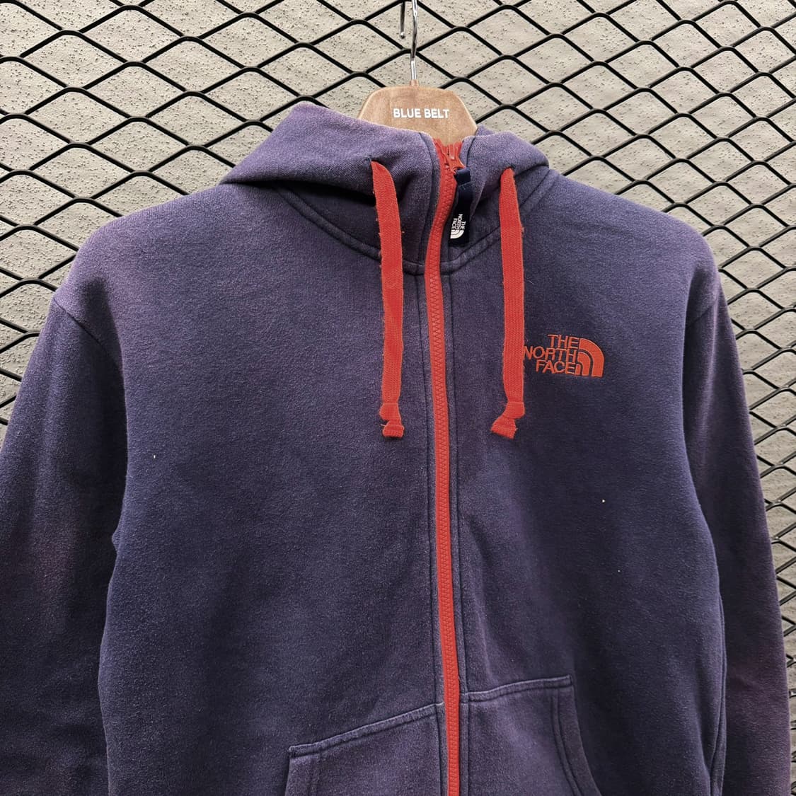 노스페이스 하이라이트 후드집업 기모안감 레드포인트 후면 빅로고 디테일 상품이미지4