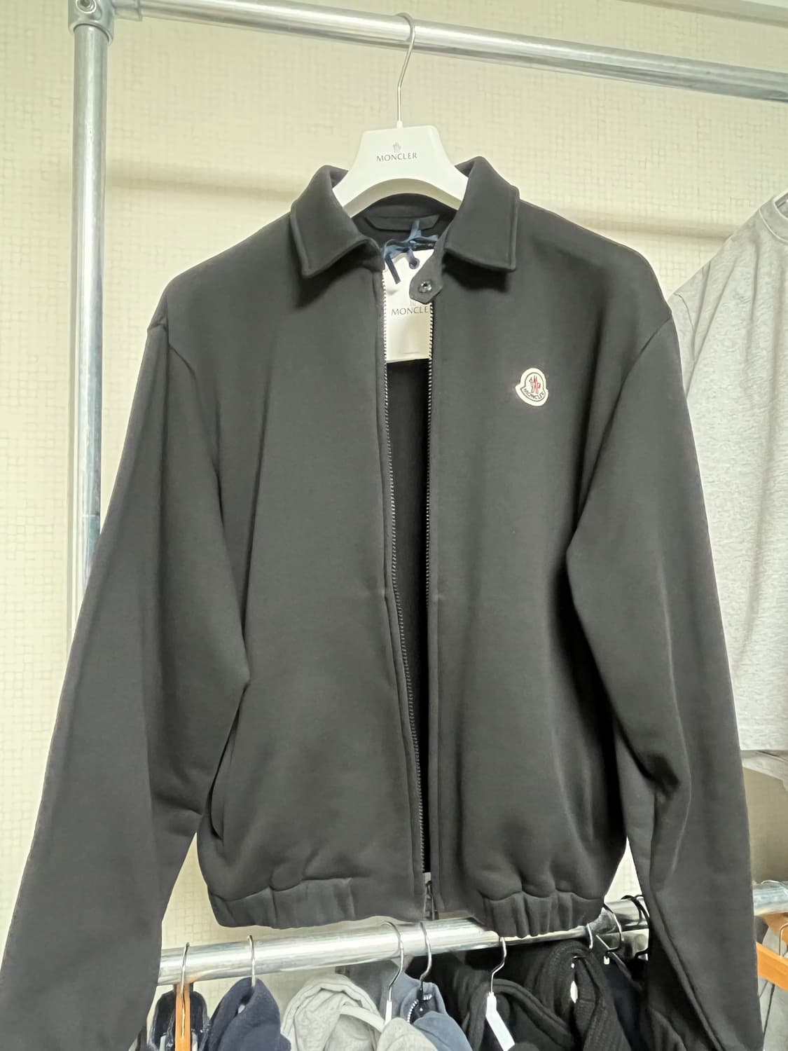 몽클레르 로고 코튼 집업 자켓 블랙-24FW 상품이미지4