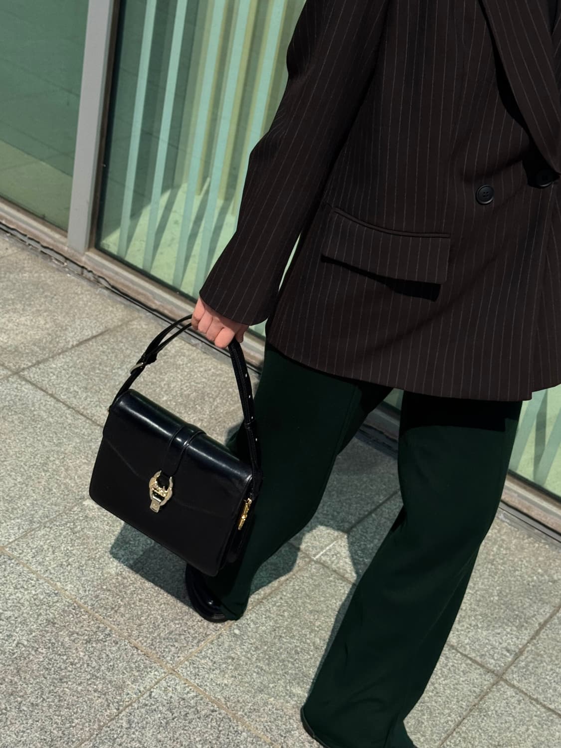 CELINE(셀린느) 금장 락 블랙 레더 숄더백 상품이미지10