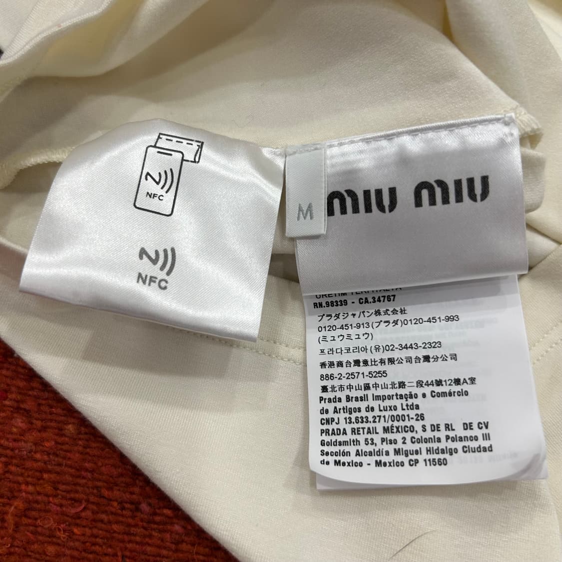 미우미우 로고 크롭 반팔티 상품이미지4