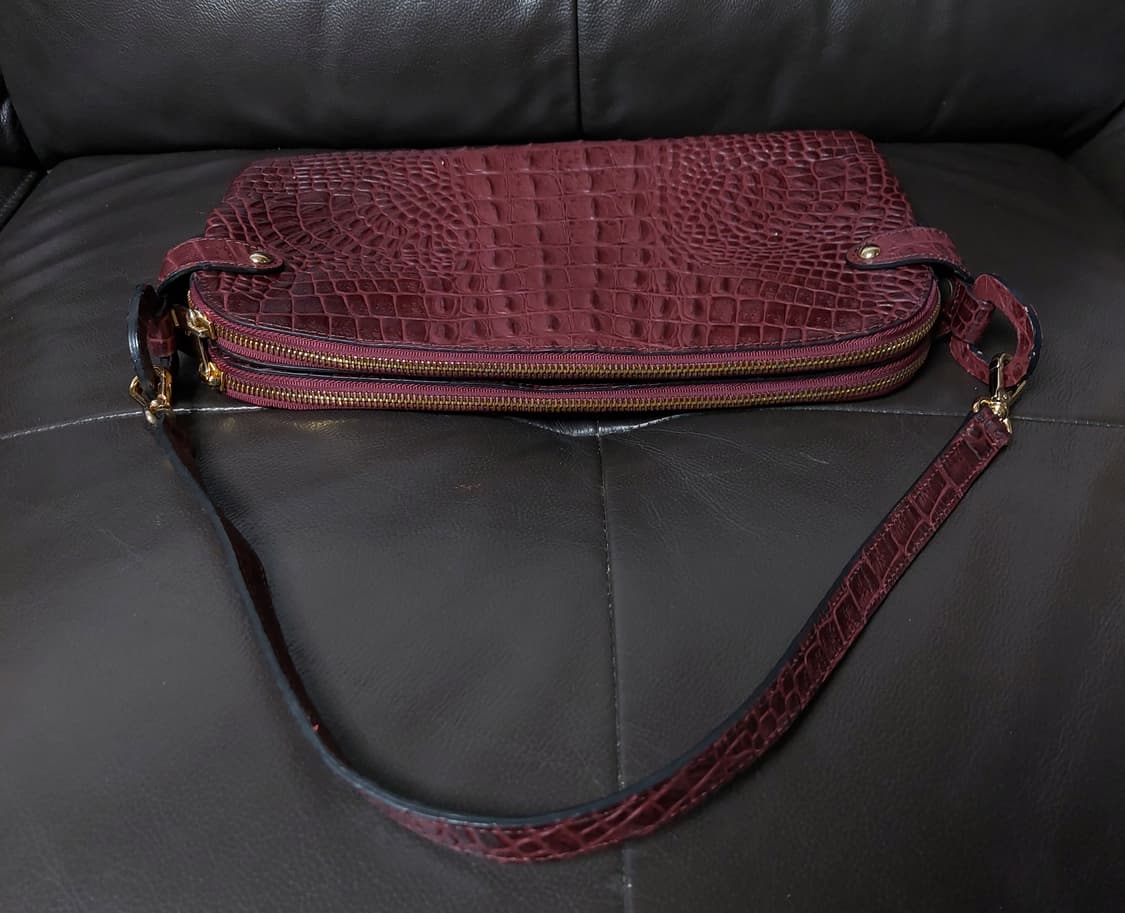 윤순영 악어 패턴 버건디 숄더백

 상품이미지5