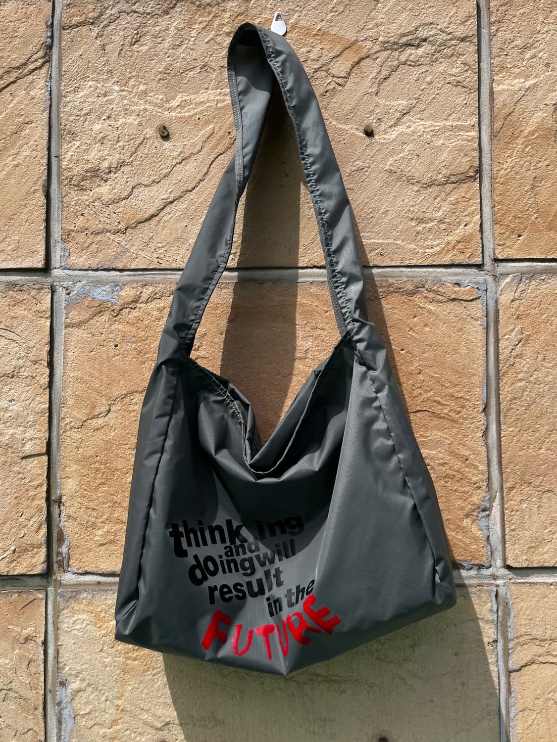 꼼데가르송 메시지 프린트 나일론 숄더백 상품이미지2