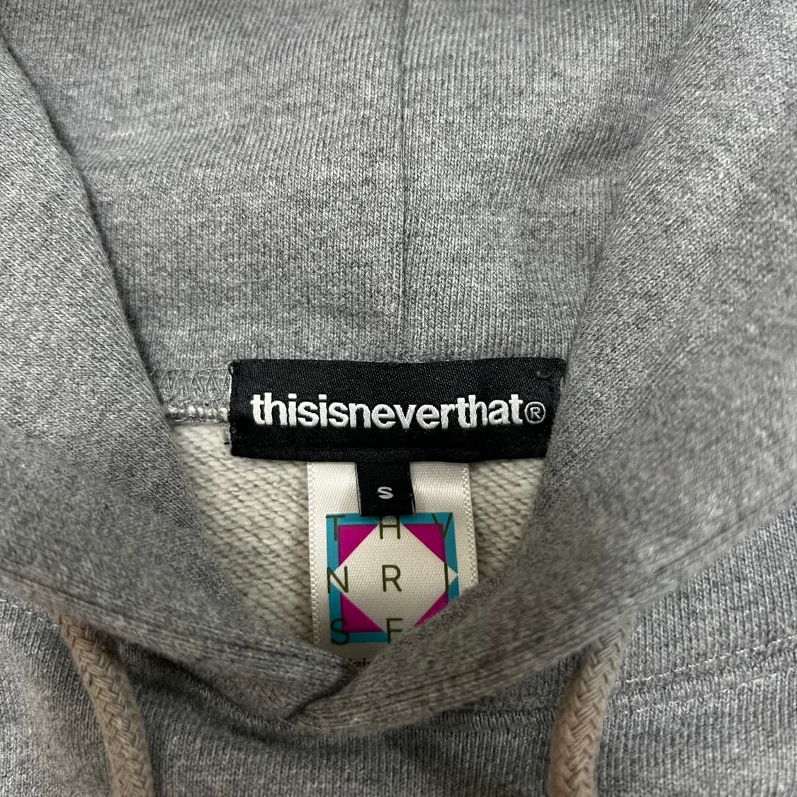디스이즈네버댓 리플렉티브 프린팅 로고 후드 티셔츠 [그레이] S/90 상품이미지4