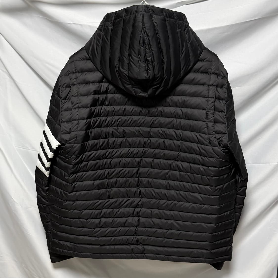 [새상품/선물가능] 24FW 톰브라운 사선완장 후드 경량패딩 블랙 상품이미지5