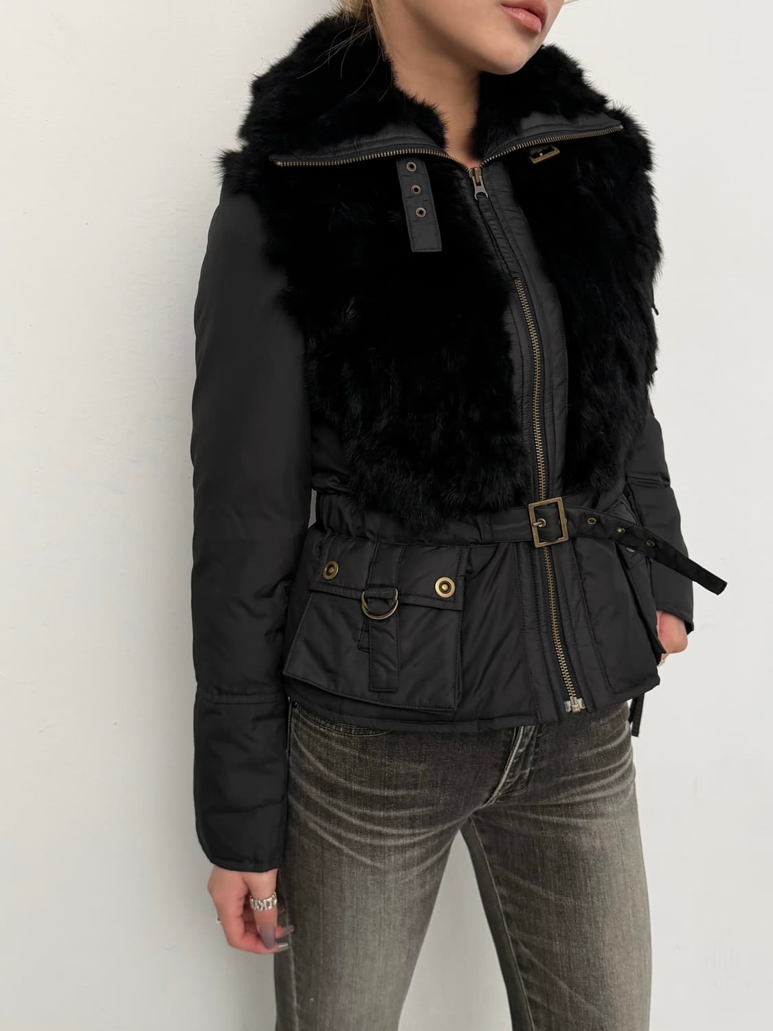 블랙 퍼 금장 벨트 다운 패딩   상품이미지2