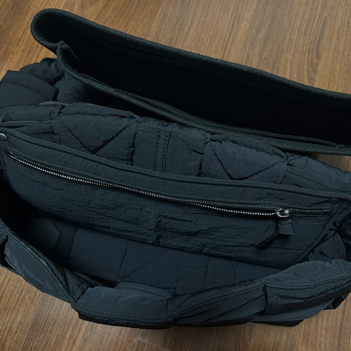 보테가베네타 맥시 패디드 테크 카세트 상품이미지4