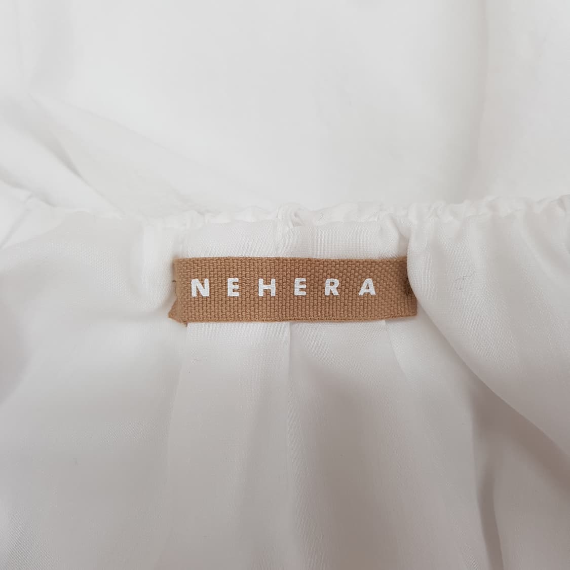 NEHERA 네헤라 2025 셔링 벌룬 슬리브리스 블라우스 36사이즈 상품이미지5