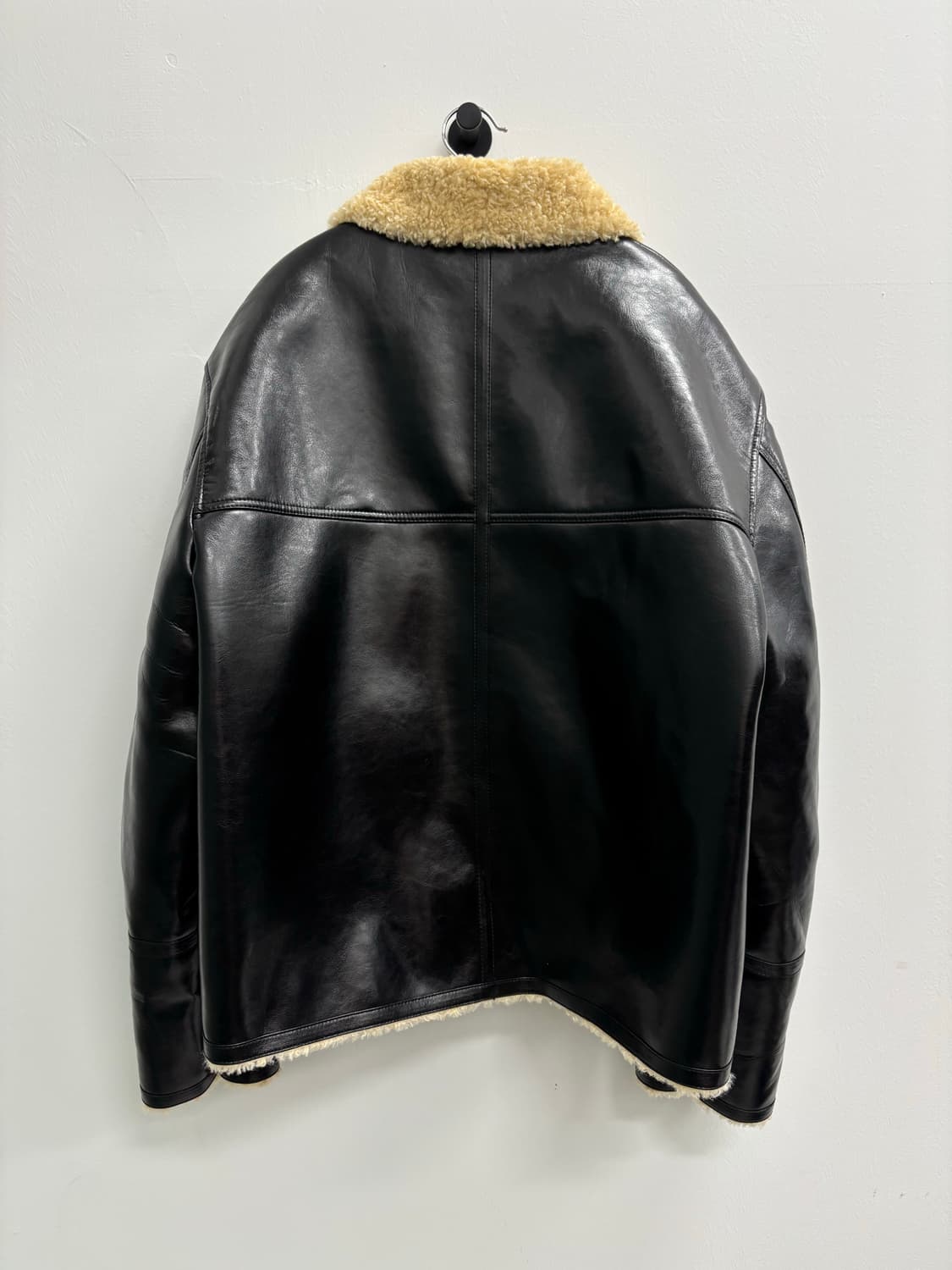 LEMARD 르마드 비건 레더 유광 무스탕 자켓 상품이미지3