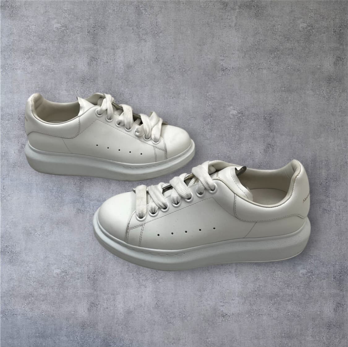 알렉산더맥퀸 화이트 오버솔 스니커즈 35.5 상품이미지1
