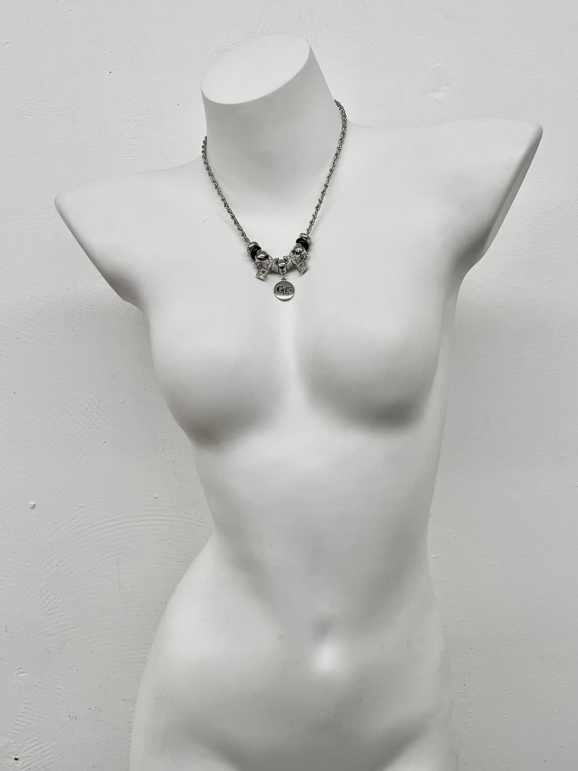 게스 로고 드롭 큐빅 네크리스 상품이미지2
