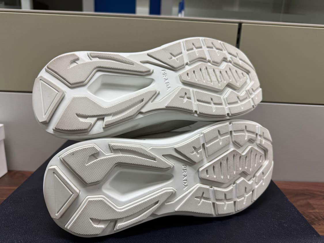 [UK 8] 프라다 브러시드 레더 패널 청키 스니커즈 화이트 상품이미지7