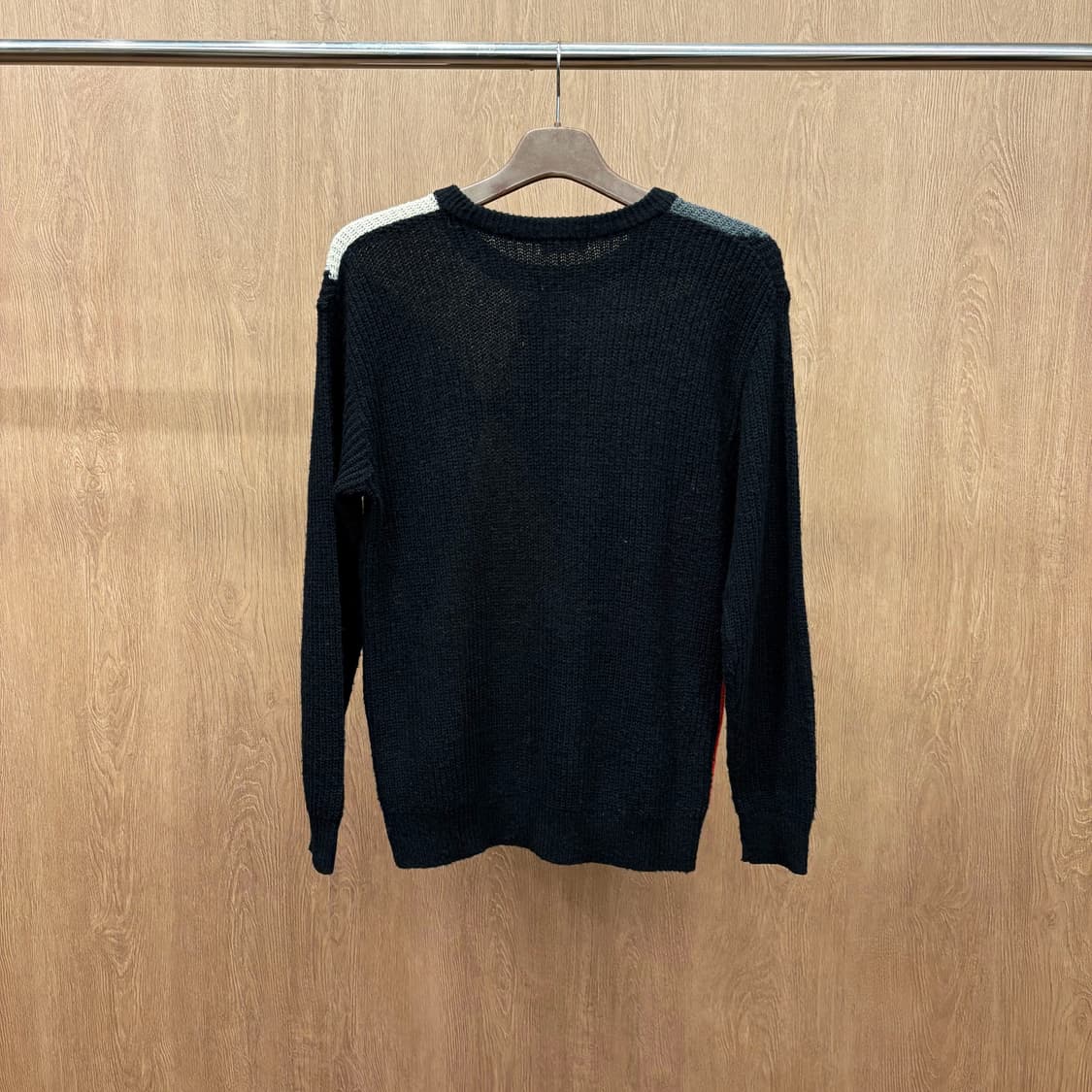 휠라 라운드넥 긴팔 니트 기하학 컬러 블록 패턴 로고 패치 디테일 블랙 상품이미지3