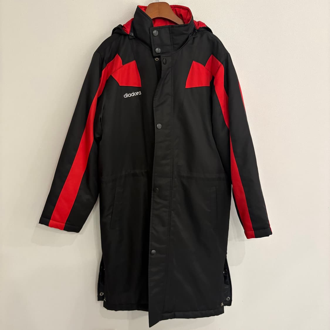 디아도라 블랙/레드 벤치 코트 90~95 상품이미지1